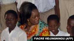 Reckya Madougou, alors ministre béninoise de la microfinance, visite un orphelinat à Porto-Novo, au Bénin, le 16 février 2009. (archives)