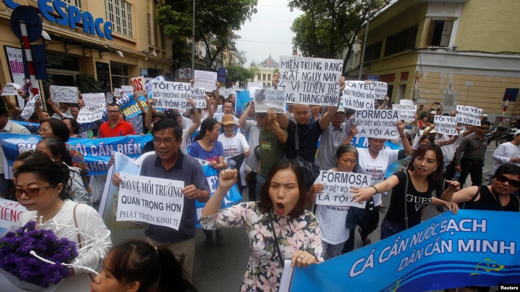 Người dân biểu tình ở Hà Nội sau khi công ty thép Formosa của Đài Loan xả thải làm cá chết hàng loạt ở 4 tỉnh miền Trung Việt Nam. Một hội nghị quốc tế vừa được tổ chức ở Washington để bàn thảo những khía cạnh pháp lý nhằm đưa vụ việc này ra công lý.