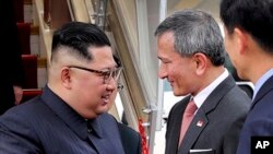 Kiongozi wa Korea Kaskazini Kim Jong Un akilakiwa na Waziri wa Mambo ya Nje wa Singapore Dr Vivian Balakrishnan katika Uwanja wa Ndege wa Kimataifa wa Changi June 10, 2018.