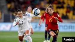 Spain's Olga Carmona competes against Costa Rica's Melissa Herrera in their World Cup match, July 21, 2023, at Wellington Regional Stadium, Wellington, New Zealand.