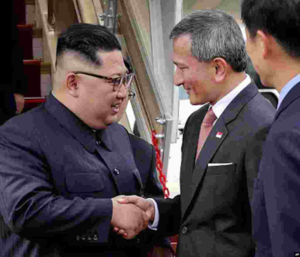 Shugaban Koriya Ta Arewa Kim Jong Un yana gaisawa da Ministan harkokin kasashen ketare na&nbsp; Singapore Dr Vivian Balakrishnan a tashar jirgin sama ta kasa da kasa , Juni 10, 2018.