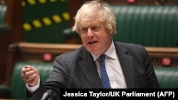英国议会发布的照片显示，首相约翰逊在下议院首相问答环节期间回答问题。（2021年2月24日）