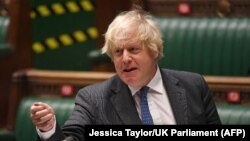 英国议会发布的照片显示，首相约翰逊在下议院首相问答环节期间回答问题（2021年2月24日）