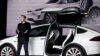 Elon Musk, PDG de Tesla Motors, présente le véhicule électrique Model X à Fremont, en Californie, aux États-Unis, le 29 septembre 2015.