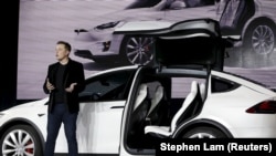 Ілон Маск демонструє двері "falcon wing" моделі Tesla Model X. 2015 рік