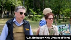 Архивное фото: Курт Волкер и Мари Йованович во время поездки на Восток Украины, 23 июля 2017 года