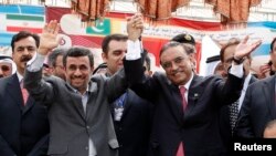 巴基斯坦總統扎爾達里(右)和伊朗領導人艾哈邁迪內賈德(左)3月11日出席天然氣管道破土動工儀式。