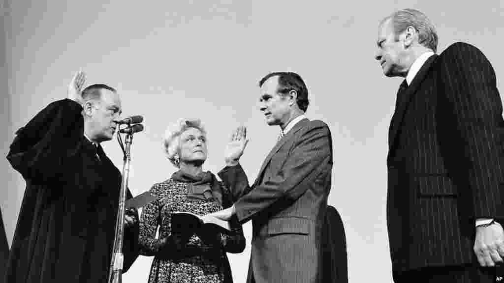 George Bush a prêté comme le nouveau directeur de l&#39;Agence centrale de renseignement devant le juge adjoin de la Cour suprêmee Potter Stewart, à gauche, alors que Mme Barbara Bush et le président Gerald Ford, à droite, regardent au siège de la CIA à Langley, Va., 30 janvier, 1976.
