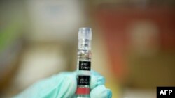 Un vaccin contre l'hépatite est préparé dans une clinique de vaccination gratuite pour les étudiants avant le début de l'année scolaire, à Lynwood, en Californie, le 27 août 2013.