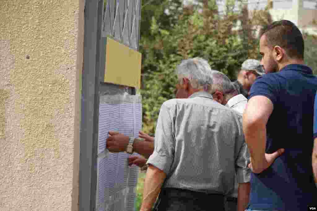 Voters search for their names at polling stations in Irbil, Iraqi Kurdistan, Sept. 25, 2017. (H. Murdock/VOA)