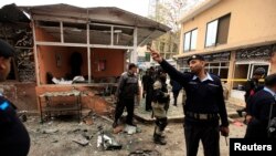 Policemen secure the site of a bomb attack at the district court in Islamabad, March 3, 2014. 