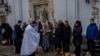 Fieles cristianos ortodoxos y sus canastas de Pascua tradicionales son bendecidos durante el Domingo de Pascua en el complejo monástico de Pechersk Lavra, Kiev, el domingo 16 de abril de 2023. (Foto AP/Bernat Armangue)