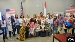 Peserta diskusi peluang bisnis dan karier di bidang fashion stylist dan makeup artist di MY America Surabaya, Selasa (27/3). (Foto: VOA/Petrus Riski).