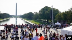 Varias personas llegan para conmemorar el 60mo aniversario de la Marcha en Washington por el trabajo y la libertad en el Lincoln Memorial, el sábado 26 de agosto de 2023, en Washington. (AP Foto/Jacquelyn Martin)