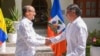 El presidente de Colombia, Gustavo Petro (derecha) y el jefe del Consejo Presidencial de Haití, Leslie Voltaire (izquierda) en su encuentro ampliado en La Guajira el pasado sábado 21 de diciembre. [Foto: Presidencia de Colombia]