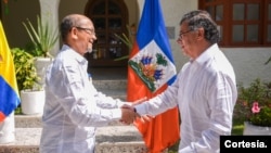 El presidente de Colombia, Gustavo Petro (derecha) y el jefe del Consejo Presidencial de Haití, Leslie Voltaire (izquierda) en su encuentro ampliado en La Guajira el pasado sábado 21 de diciembre. [Foto: Presidencia de Colombia]