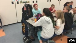 Students eat lunch at Point Pleasant Elementary School in Glen Burnie, Maryland. (E. Cherneff/VOA)