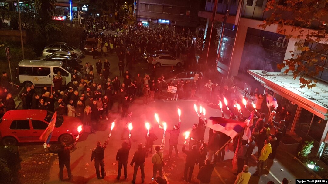Trenutak sastanka učesnika protesne šetnje "1 od 5 milioma" i aktivista Dveri koje su blokirale ulaze u RTS, u Beogradu, 30. novembra 2019. (Foto: Ognjen Zorić, RSE)