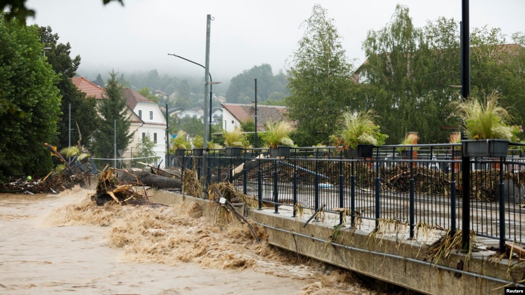 Poplavljeni most u mestu Medvode (Foto: REUTERS/Borut Zivulovic)