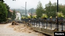 Poplavljeni most u mestu Medvode (Foto: REUTERS/Borut Zivulovic)