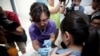 资料照片：一名来自北京的妇女在海南博鳌一家医院接种加德西疫苗。(2018年5月30日)