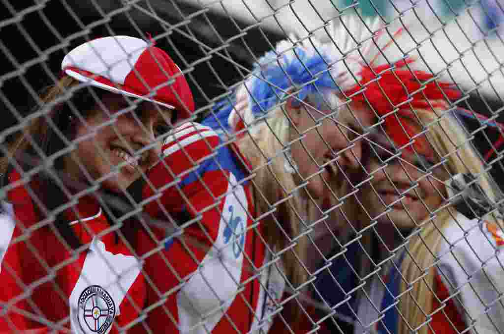 Paraguay's soccer fans cheer before the Copa America final match between Paraguay and Uruguay in Buenos Aires, Argentina, Sunday, July 24, 2011. (AP Photo/Ricardo Mazalan)