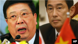 左侧为中国民政部长李立国，图为他在2007年担任民政部副部长的时候在人大会议上讲话。右侧为日本外相岸田文雄2014年8月在河内（右）