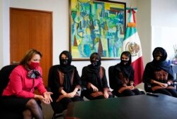 Martha Delgado, Wakil Menteri Urusan Multilateral dan Hak Asasi Manusia di Kementerian Hubungan Luar Negeri Meksiko berbicara dengan anggota tim robotika perempuan Afghanistan di Mexico City, Rabu, 25 Agustus 2021.