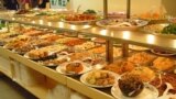 <p dir="RTL">با برنامه عمل نکردن هنگام سرو کردن غذا</p>
<p dir="RTL">پژوهشگران دانشگاه کورنل آمريکا، مردم را در بوفه رستوران تحت نظر گرفتند و دريافتند که تنها ۳۳ درصد مشتريان چاق تمام بوفه را دور زده و از همه آنچه که عرضه شده است ديدن می&zwnj;کنند و سپس برای خود غذا می&zwnj;کشند، درحالی&zwnj;که ۷۱ درصد مشتريان غيرچاق اين کار را می&zwnj;کنند. از اين&zwnj;رو، قبل از اقدام به کشيدن غذا برای خود، ابتدا چرخی بزنيد و از همه بوفه ديدن کنيد تا بيش از اندازه برای خود غذا برنداريد.&nbsp;</p>
