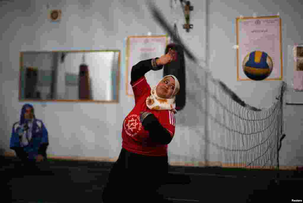 اس وقت 16 معذور لڑکیاں والی بال کی تربیت اور اس کی مشق کر رہی ہیں۔