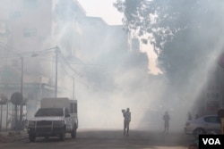 Tear gas is used to disperse protesters gathered in Dakar's city center to protest against what they claim is a poor organization of upcoming legislative elections, July 25, 2017. (S. Christensen/VOA)