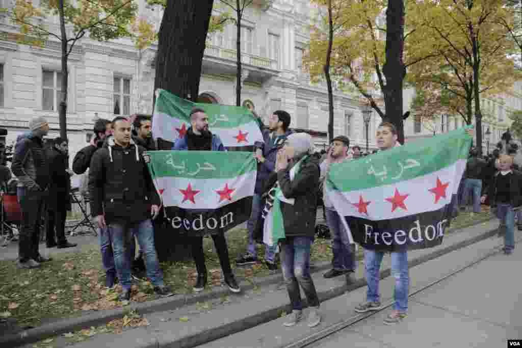 تعدادی از مخالفان دولت بشار اسد که همزمان با برگزاری کنفرانس صلح سوریه در وین گرد هم آمدند.