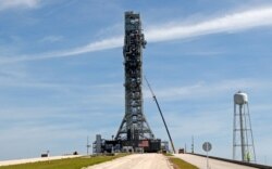 Peluncur Space Launch System di tempat peluncuran Pad 39B untuk pengujian, di Kennedy Space Center, Cape Canaveral, Florida, 1 Juli 2019. (Foto: Reuters)