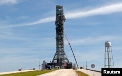 Peluncur Space Launch System di tempat peluncuran Pad 39B untuk pengujian, di Kennedy Space Center, Cape Canaveral, Florida, 1 Juli 2019. (Foto: Reuters)