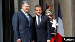 French President Emmanuel Macron meets with Ukrainian President Petro Poroshenko at the Elysee Palace in Paris, June 26, 2017. 