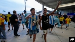 Los fanáticos intentan ingresar al estadio antes del partido final de fútbol de la Copa América entre Argentina y Colombia, en Miami Gardens, Florida, el domingo 14 de julio de 2024.