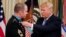 Президент Дональд Трамп вручает медаль мастеру-сержанту Мэтью Уильямсу, Белый дом, 30 октября 2019 года