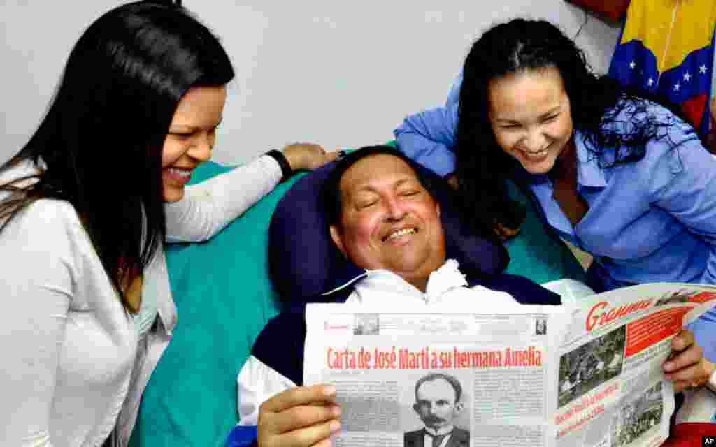 Hugo Chávez aparece en las imágenes sonriente y con el rostro ligeramente hinchado.