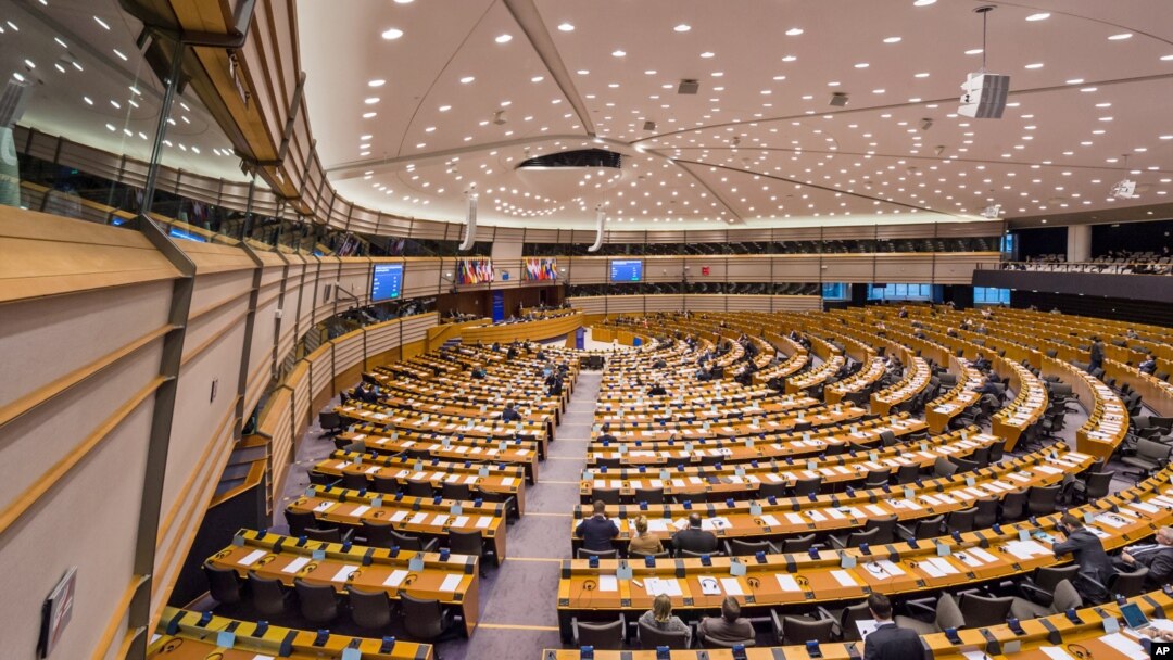 Members of the European Parliament discuss the decision adopted on a strategic framework for the Suasana sidang parlemen Uni Eropa di Brussels. (AP/Geert Vanden Wijngaert)