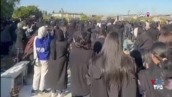 آزاد کردن کبوتر، دست زدن و پخش موسیقی در مراسم چهلم احمدرضا قادری در بابل
