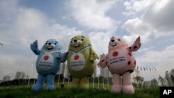 Maskot resmi Asian Games 2014 di Incheon, Korea Selatan, dari kiri ke kanan, Barame, Vichuon dan Chumuro (26/8).