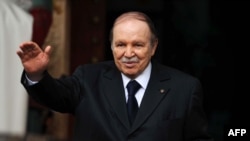 Presiden Aljazair Abdelaziz Bouteflika di luar tempat tinggalnya di Algiers Januari 2013. (AFP/Farouk Batiche)