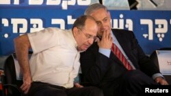 Menteri Pertahanan Israel, Moshe Yaalon (kiri) bersama PM Benjamin Netanyahu (2/9). 