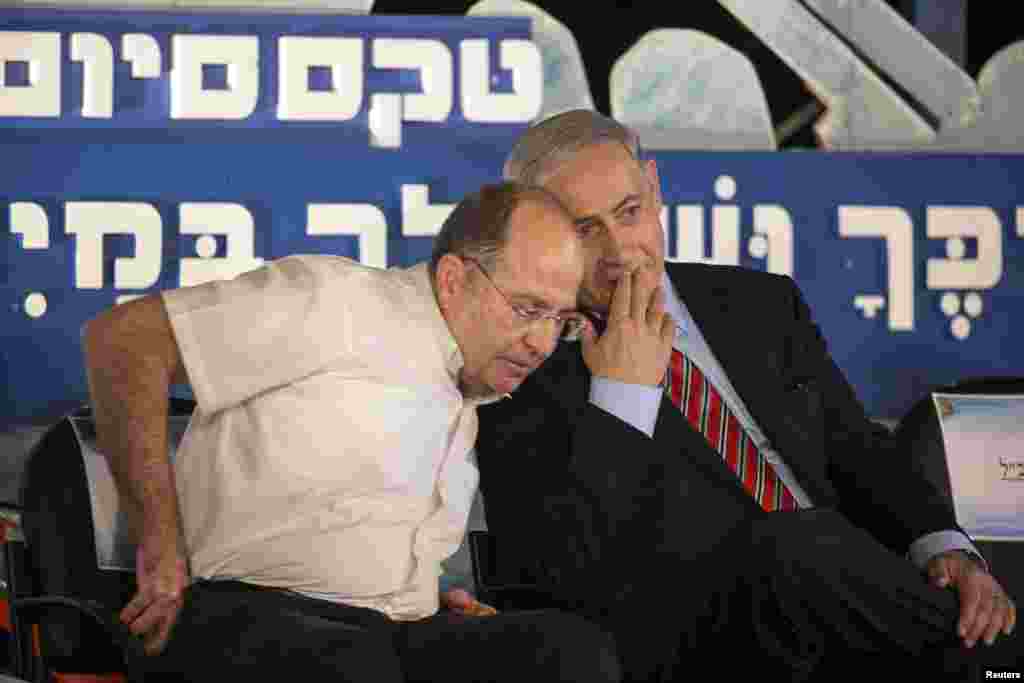 Israel&#39;s Prime Minister Benjamin Netanyahu (right) speaks to Defense Minister Moshe Yaalon during a graduation ceremony of Israeli naval officers in the northern city of Haifa, Sept. 2, 2014.