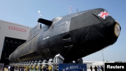资料照片：英国皇家海军核动力潜艇机敏号（HMS Astute）2007年6月8日在英格兰西北部巴罗因弗内斯下水。（路透社照片）