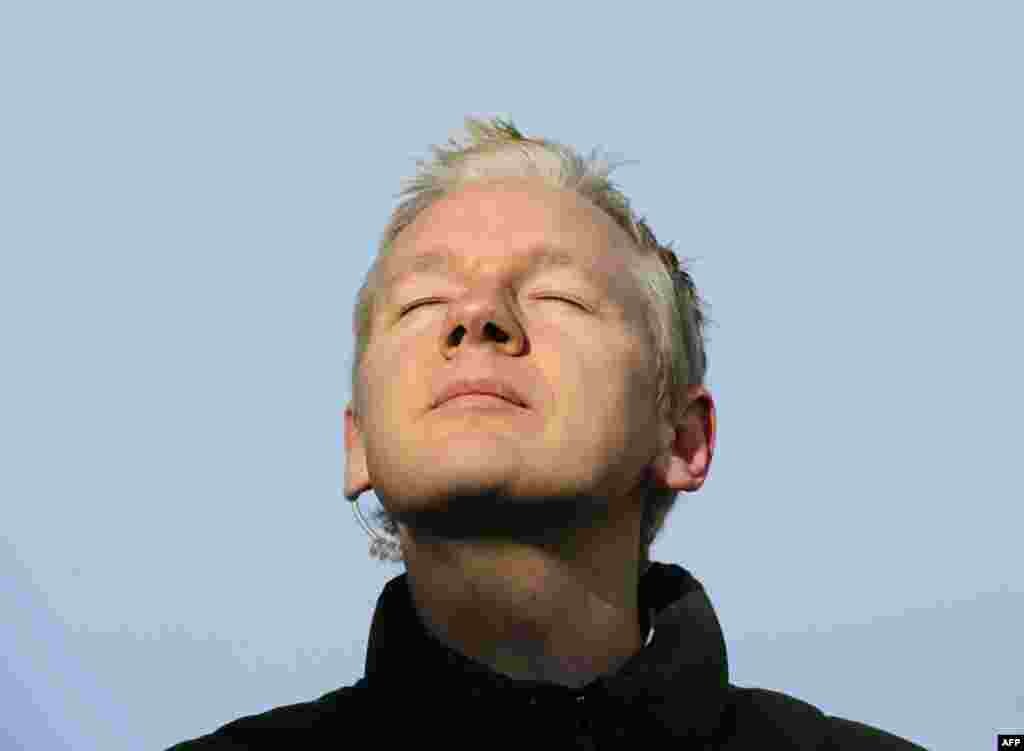 17 Aralık: 200 bin Sterlin kefaletle serbest bırakılan WikiLeaks'in kurucusu Julian Assange Norfolk'taki Ellingham Hall dışında gazetecilere konuşurken (Paul Hackett / Reuters)