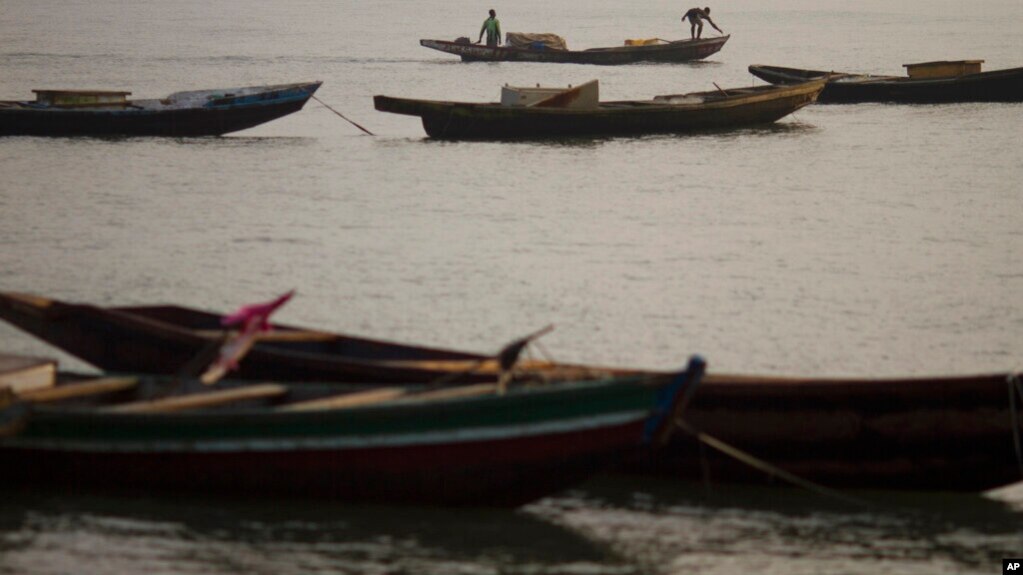 赤道几内亚的渔民在大西洋上捕鱼（美联社2012年1月28日）(photo:VOA)