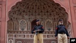 Policiers pakistanais devant la mosquée de Badshahi à Lahore, 6 juillet 2016. (Photo AP/K.M. Chaudary)