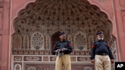 Des policiers devant une mosquée de Lahore. 