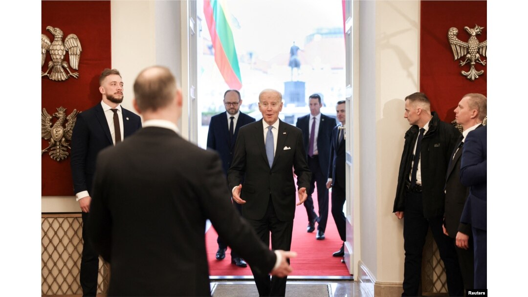 Presiden AS Joe Biden tiba di KTT Bucharest Nine (B9) NATO, di Istana Kepresidenan di Warsawa, Polandia, 22 Februari 2023. (Foto: via REUTERS)